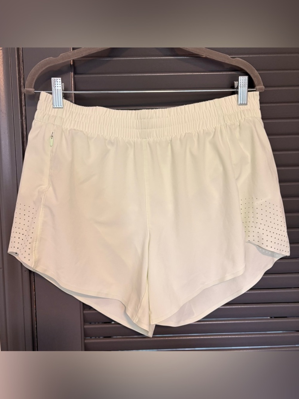 Athleta Hustle 4.5" Running Short Light Mint Color